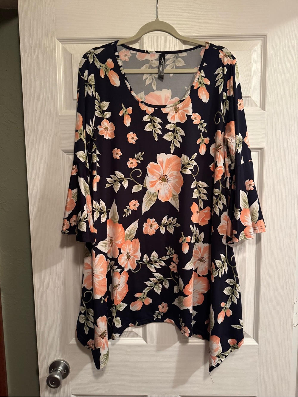 White Mark Sz 1XL Navy Floral Tunic Peach Blooms and Green Leaves w/pockets
